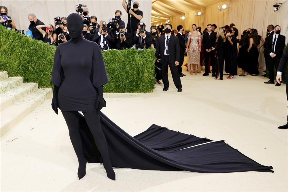 Cô Kim siêu vòng 3 Kim Kardashian kiên quyết không hở một miếng thịt nào ở Met Gala 2021-1