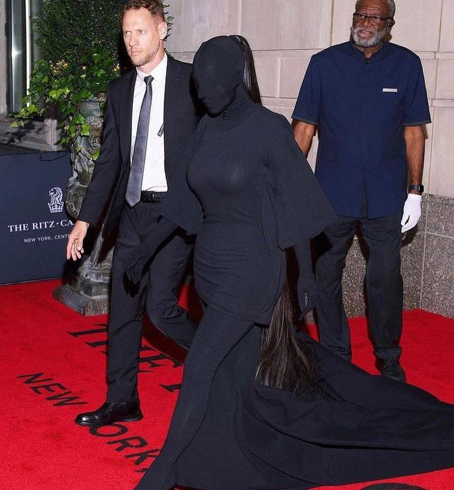 Cô Kim siêu vòng 3 Kim Kardashian kiên quyết không hở một miếng thịt nào ở Met Gala 2021-2