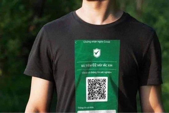 Áo phông in mã QR chứng nhận tiêm vắc xin bất ngờ gây xôn xao