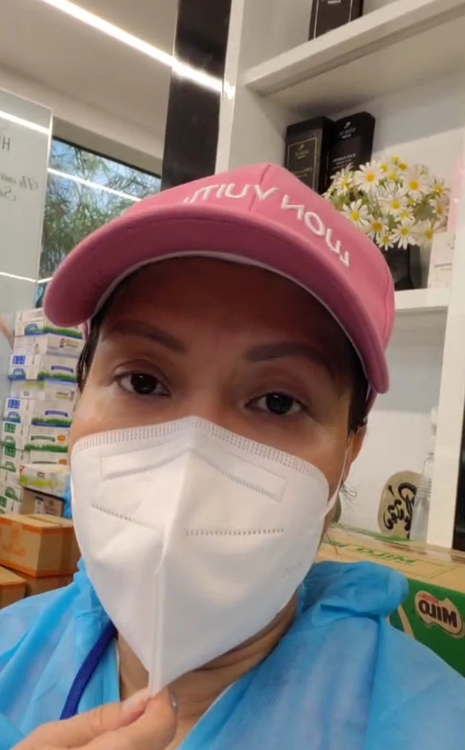 Việt Hương: Chân chồng tôi sưng quá, mưng mủ nhiễm trùng, đi không nổi nữa nên nằm một chỗ rồi-1
