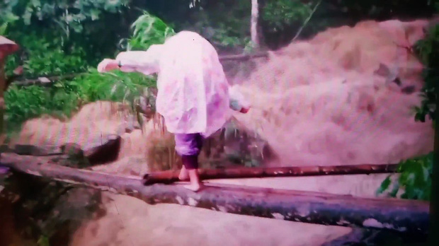 Cô giáo mầm non cõng con vượt lũ trên cây cầu tạm: Giờ xem lại clip thấy rợn người-3