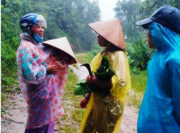 Cô giáo mầm non cõng con vượt lũ trên cây cầu tạm: Giờ xem lại clip thấy rợn người-4