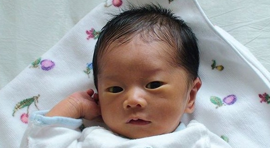 Bé gái 7 ngày tuổi bỗng nhiên bị kinh nguyệt, mẹ đưa con đi khám ai ngờ phải đỏ mặt xấu hổ khi nghe bác sĩ nói câu này-1