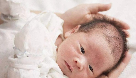 Bé gái 7 ngày tuổi bỗng nhiên bị kinh nguyệt, mẹ đưa con đi khám ai ngờ phải đỏ mặt xấu hổ khi nghe bác sĩ nói câu này-2