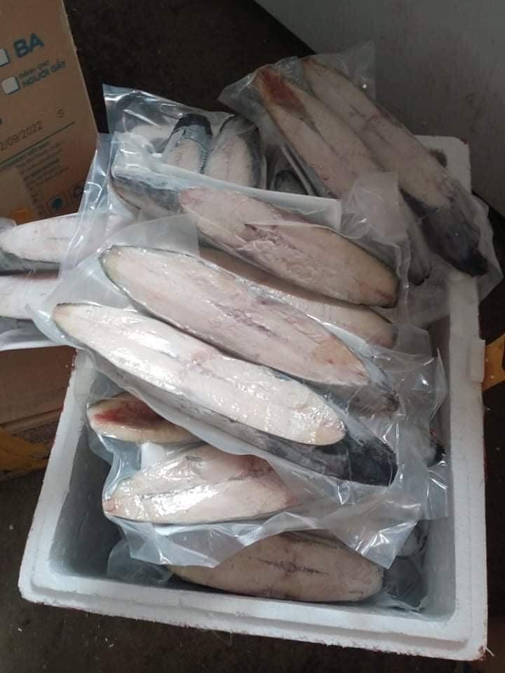 Hải sản về Hà Nội với giá rẻ chưa từng có, người dân tranh thủ ăn sang-1