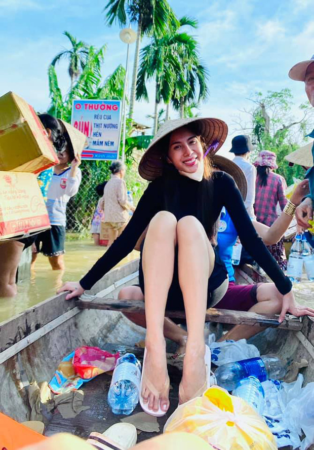 Netizen tranh cãi hình ảnh Thuỷ Tiên tặng thuyền máy cứu trợ miền Trung nhưng chỉ ghi tên 2 vợ chồng, phía chính chủ nói gì?-9