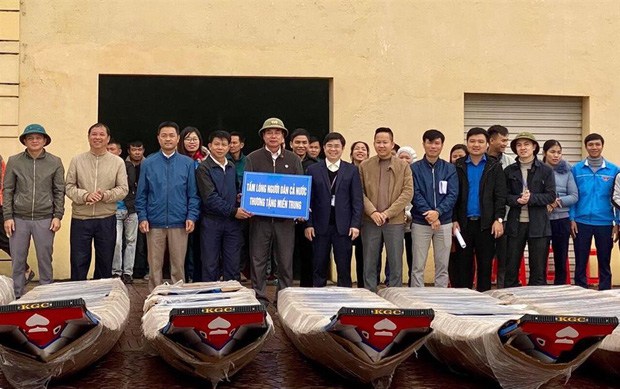 Netizen tranh cãi hình ảnh Thuỷ Tiên tặng thuyền máy cứu trợ miền Trung nhưng chỉ ghi tên 2 vợ chồng, phía chính chủ nói gì?-6