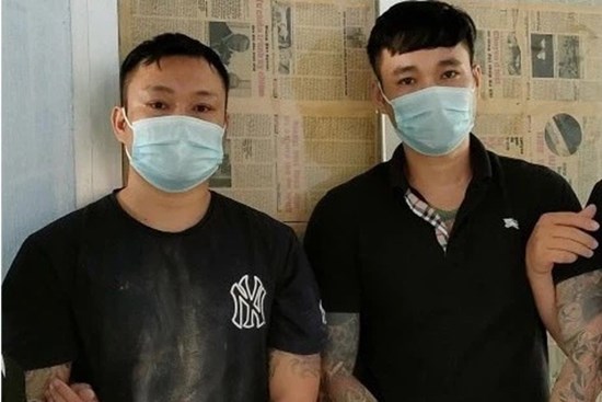 2 kẻ gây ra 2 vụ giết người khác nhau cùng trốn truy nã, thuê phòng trọ sống chung