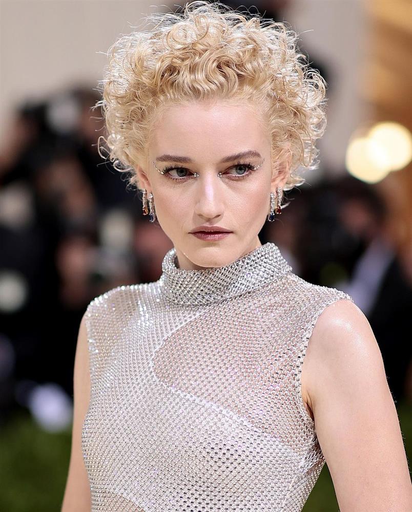 9 bộ cánh hở bạo nhất Met Gala 2021: Người khoe body chuẩn tượng tạc, người lố bịch như muốn lột trần trên thảm đỏ-10