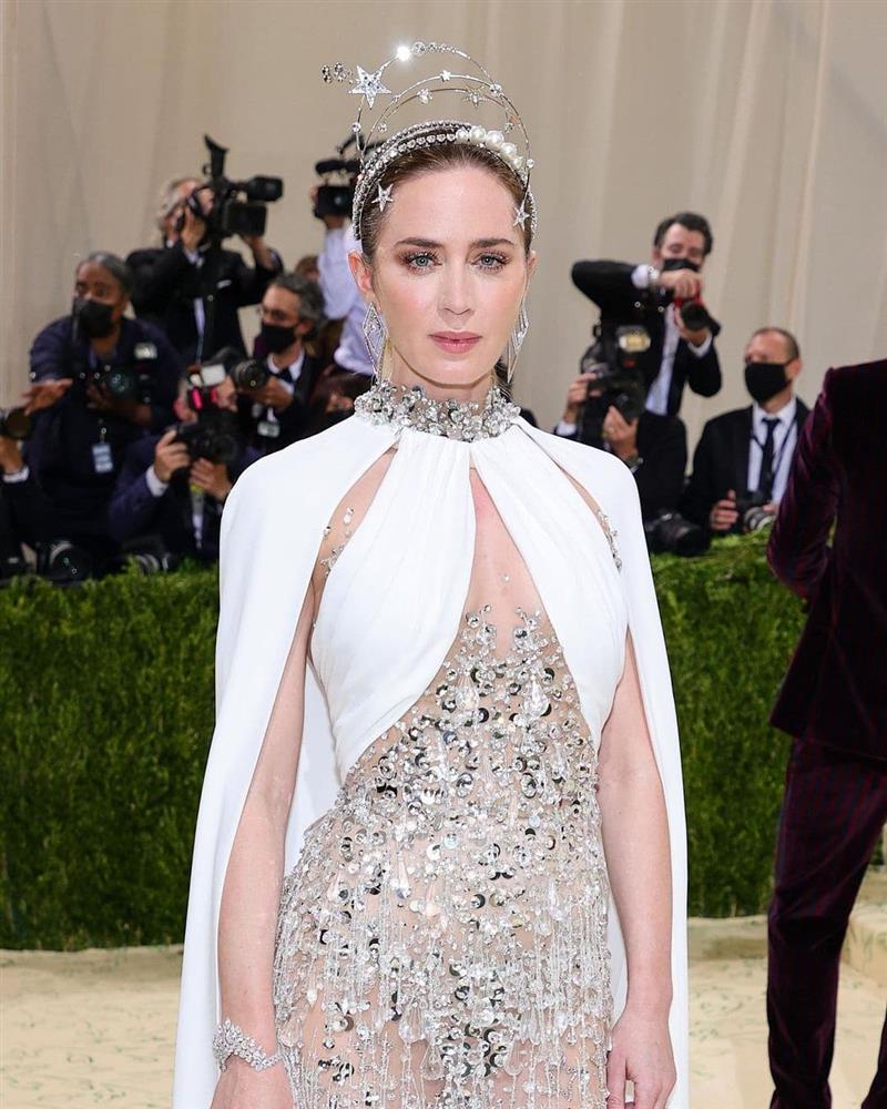 9 bộ cánh hở bạo nhất Met Gala 2021: Người khoe body chuẩn tượng tạc, người lố bịch như muốn lột trần trên thảm đỏ-12