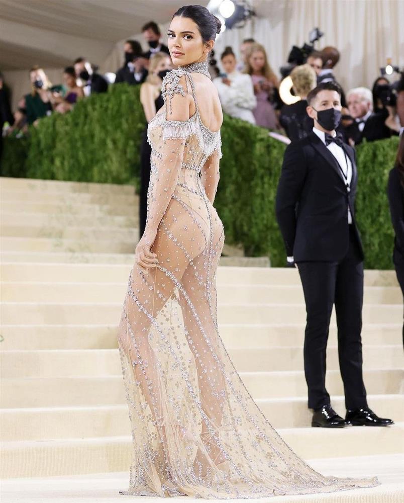 9 bộ cánh hở bạo nhất Met Gala 2021: Người khoe body chuẩn tượng tạc, người lố bịch như muốn lột trần trên thảm đỏ-3
