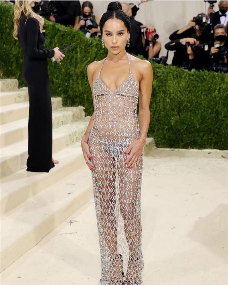 9 bộ cánh hở bạo nhất Met Gala 2021: Người khoe body chuẩn tượng tạc, người lố bịch như muốn lột trần trên thảm đỏ-4