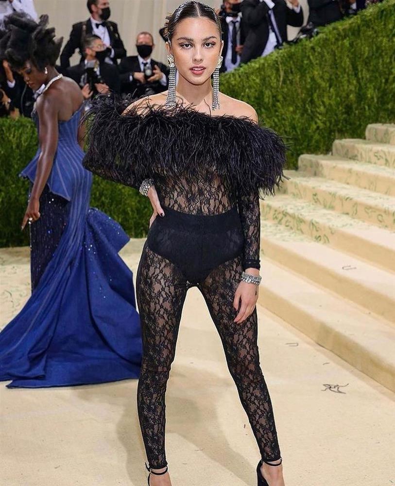 9 bộ cánh hở bạo nhất Met Gala 2021: Người khoe body chuẩn tượng tạc, người lố bịch như muốn lột trần trên thảm đỏ-7