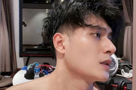 Tình trẻ kém 12 tuổi của Lệ Quyên khoe ảnh cởi trần 
