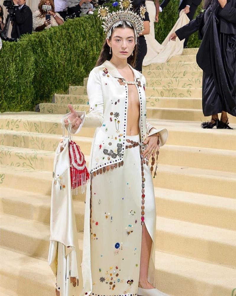 9 bộ cánh hở bạo nhất Met Gala 2021: Người khoe body chuẩn tượng tạc, người lố bịch như muốn lột trần trên thảm đỏ-15