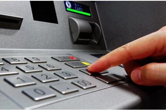Rút tiền tại máy ATM không may bị nuốt thẻ: 3 bước cần làm để lấy lại thẻ nhanh chóng