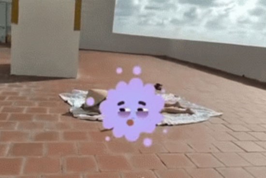 Clip: Người phụ nữ nghi là F0 ăn mặc 'mát mẻ' lên sân thượng nằm phơi nắng, hàng xóm nhắc nhở vẫn tỉnh bơ như không