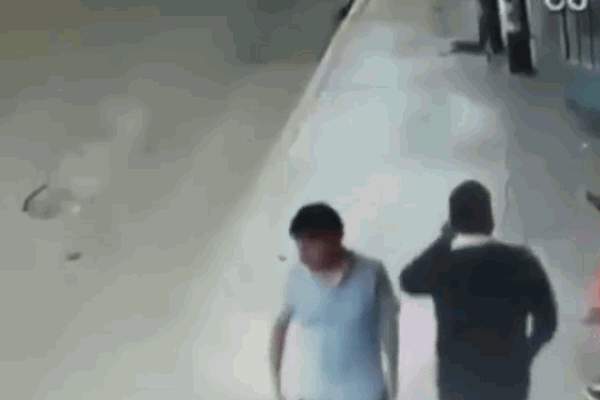 Mang súng đi cướp, nam thanh niên bị nữ chủ tiệm đánh cho tơi tả-1