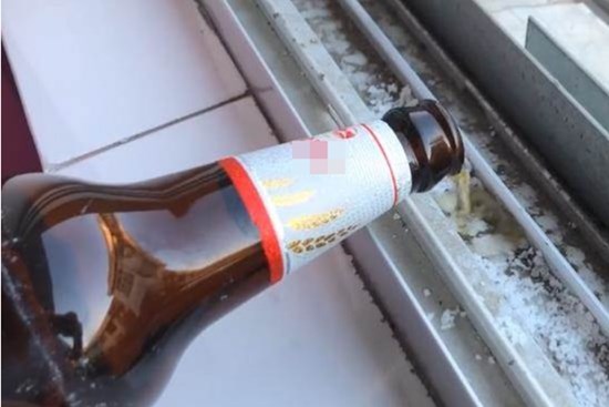 Đổ bia lên bệ cửa sổ, 9/10 người không biết công dụng là gì, học cách để sử dụng cả đời kẻo uổng