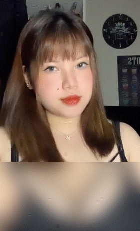 Sốc với loạt ảnh livestream của hot girl ngực khủng 110cm: Mặc áo trễ nải, cố tình để lộ hết vòng 1-2