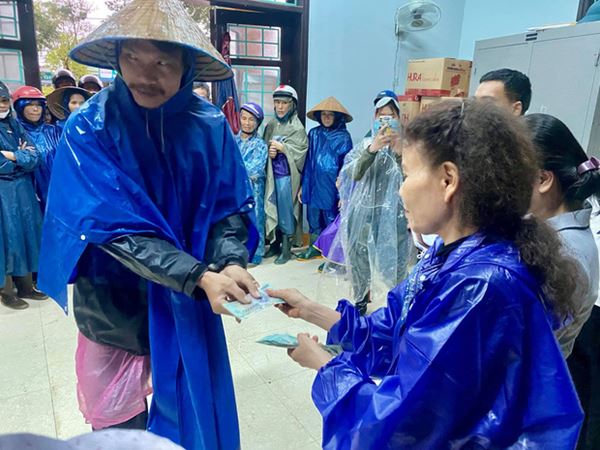 Đến mẹ Hà Hồ bị soi chi tiết gây tranh cãi, chỉ ghi tên cá nhân và con gái khi phát tiền trong đợt cứu trợ miền Trung?-6