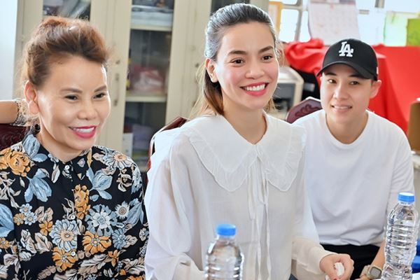 Đến mẹ Hà Hồ bị soi chi tiết gây tranh cãi, chỉ ghi tên cá nhân và con gái khi phát tiền trong đợt cứu trợ miền Trung?-8
