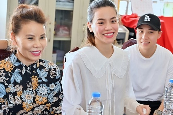 Đến mẹ Hà Hồ bị soi chi tiết gây tranh cãi, chỉ ghi tên cá nhân và con gái khi phát tiền trong đợt cứu trợ miền Trung?