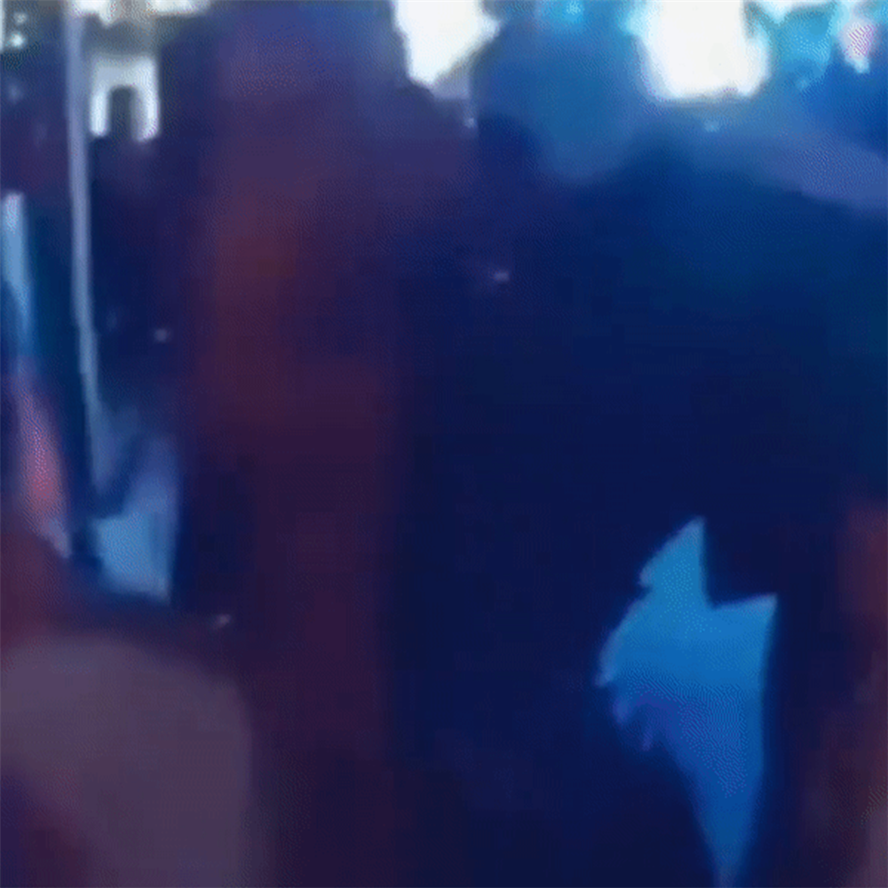 Clip: Chú rể ôm hôn nhiệt tình người yêu cũ trong đám cưới khiến nhà gái và quan khách không biết phải làm sao-1