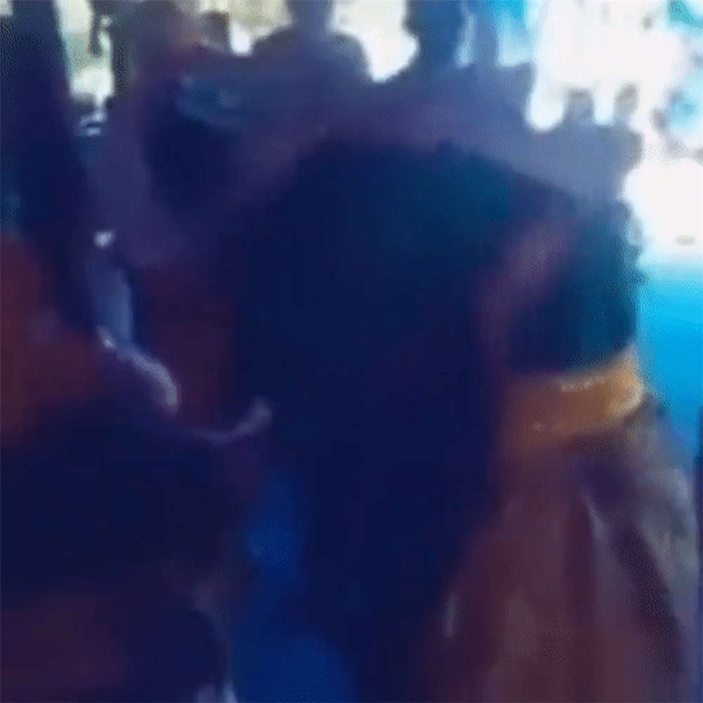 Clip: Chú rể ôm hôn nhiệt tình tình nhân cũ nơi đám đông đông cưới khiến nhà gái và quan khách không biết phải làm sao-2