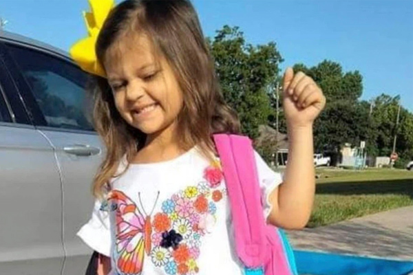 Bé gái 17 tháng tử vong bất thường sau khi cán bộ làng đưa đi toilet, loạt động thái khó hiểu của người mẹ rơi vào tâm điểm chỉ trích-3