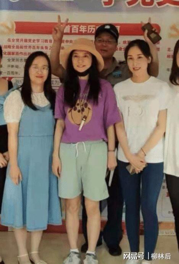 Triệu Vy lần đầu lộ diện với thái độ gây xôn xao đúng sau 20 ngày nổ ra scandal thanh trừng-2