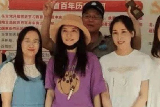 Triệu Vy lần đầu lộ diện với thái độ gây xôn xao đúng sau 20 ngày nổ ra scandal thanh trừng