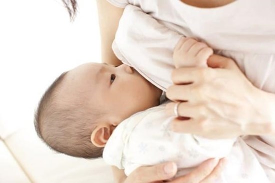 Vắt sữa không đúng cách sau khi sinh con dễ bị ung thư vú, vậy làm sao để vắt sữa đúng cách