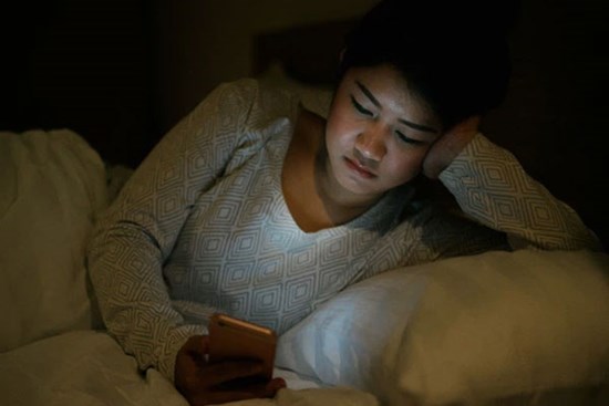 Chồng đi làm xa nhà, tôi vừa gọi điện hỏi thăm thì bắt gặp một giọng nữ vô cùng quen thuộc
