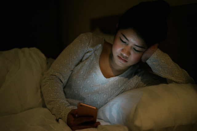 Chồng đi làm xa nhà, tôi vừa gọi điện hỏi thăm thì bắt gặp một giọng nữ vô cùng quen thuộc-1