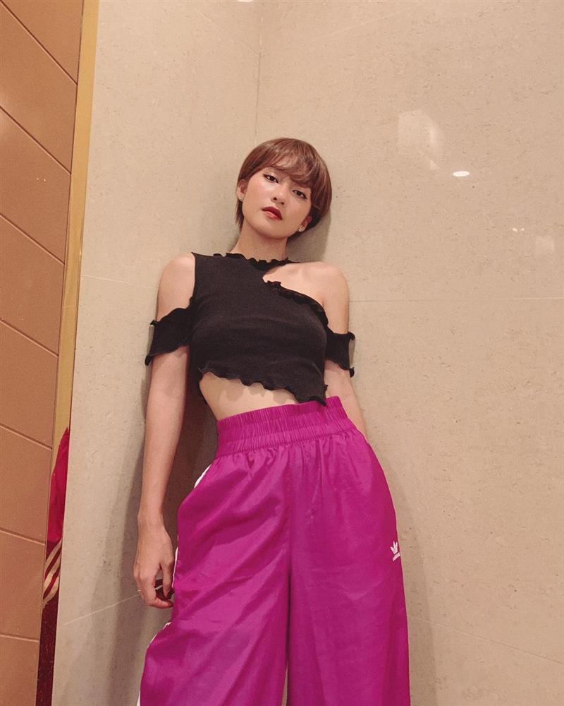 Style ngoài đời của Khả Ngân: Trẻ trung và sexy hết nút, nhưng không xuất sắc như trong 11 Tháng 5 Ngày?-10