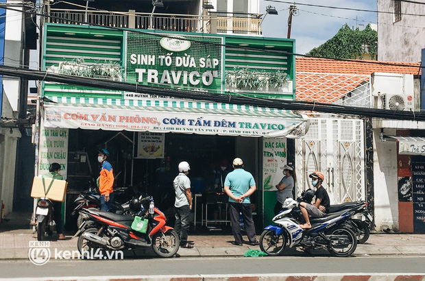 Ngày đầu quận 7 tái hoạt động: Quán ăn bán trực tiếp cho người dân mang về, cửa hàng điện thoại, tiệm sửa xe đã mở lại-1