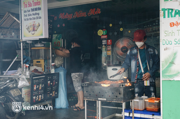 Ngày đầu quận 7 tái hoạt động: Quán ăn bán trực tiếp cho người dân mang về, cửa hàng điện thoại, tiệm sửa xe đã mở lại-2