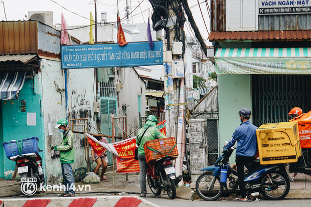 Ngày đầu quận 7 tái hoạt động: Quán ăn bán trực tiếp cho người dân mang về, cửa hàng điện thoại, tiệm sửa xe đã mở lại-10