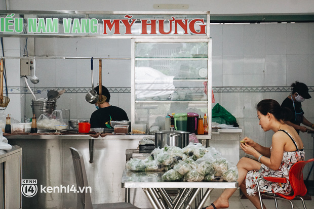Ngày đầu quận 7 tái hoạt động: Quán ăn bán trực tiếp cho người dân mang về, cửa hàng điện thoại, tiệm sửa xe đã mở lại-3