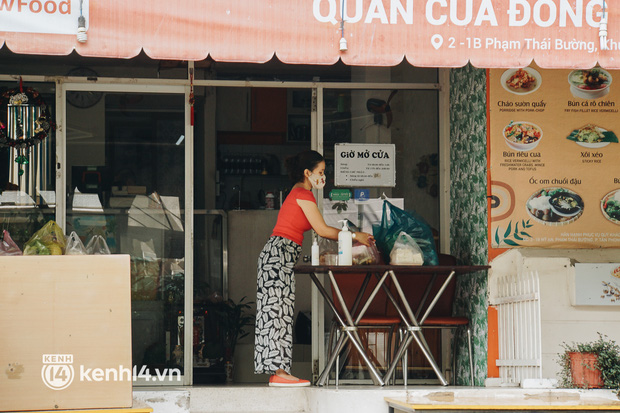 Ngày đầu quận 7 tái hoạt động: Quán ăn bán trực tiếp cho người dân mang về, cửa hàng điện thoại, tiệm sửa xe đã mở lại-4
