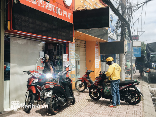 Ngày đầu quận 7 tái hoạt động: Quán ăn bán trực tiếp cho người dân mang về, cửa hàng điện thoại, tiệm sửa xe đã mở lại-6