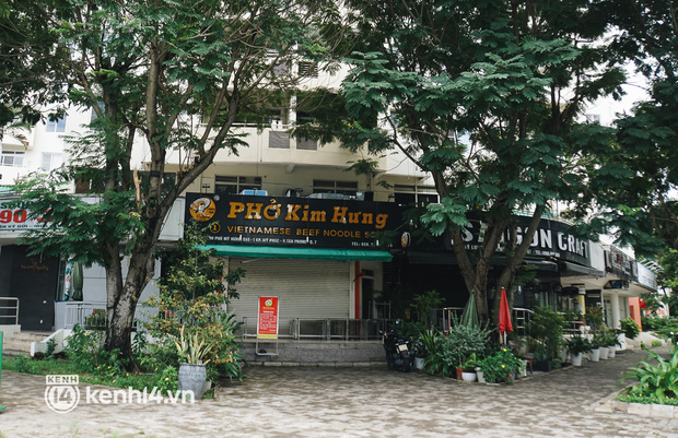 Ngày đầu quận 7 tái hoạt động: Quán ăn bán trực tiếp cho người dân mang về, cửa hàng điện thoại, tiệm sửa xe đã mở lại-8