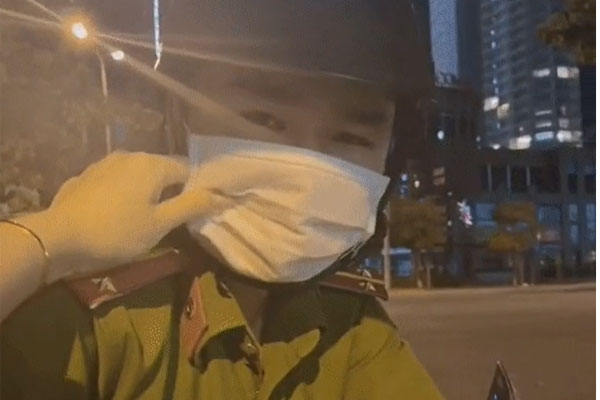 Xúc động cảnh anh công an đứng ở chốt kiểm dịch đợi người yêu, rảnh được một chút vẫn chạy qua ngắm” nàng-1