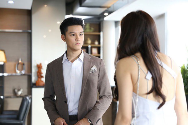 Ngày dịch khó khăn, chồng còn tặng cô hàng xóm túng thiếu quà bự khiến tôi nghi ngờ-2