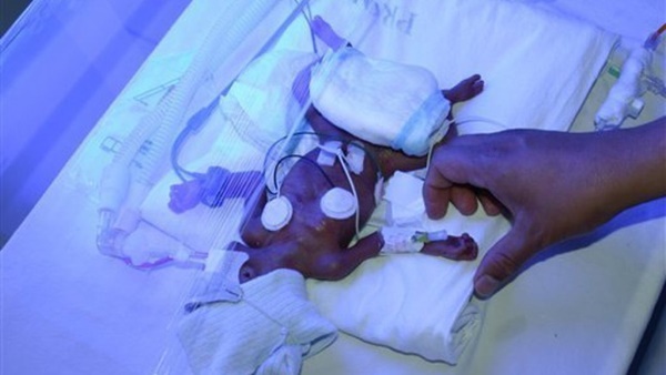 Thấy máu nhỏ giọt ra từ quan tài của con trai 11 ngày tuổi, bố mẹ mở ra xem rồi ngất lịm với cảnh rùng rợn bên trong-1