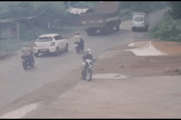 Clip: Va chạm với xe tải, người phụ nữ thoát chết trong gang tấc-1