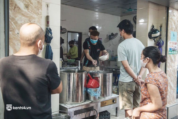 Hà Nội: Chủ tịch phường nói gì khi yêu cầu dân viết cam kết, nêu lý do không tiêm vaccine phòng Covid-19?-4