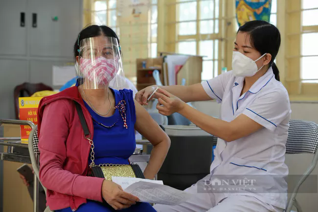 Hà Nội: Chủ tịch phường nói gì khi yêu cầu dân viết cam kết, nêu lý do không tiêm vaccine phòng Covid-19?-1
