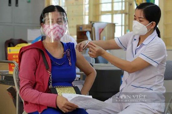 Hà Nội: Chủ tịch phường nói gì khi yêu cầu dân viết cam kết, nêu lý do không tiêm vaccine phòng Covid-19?